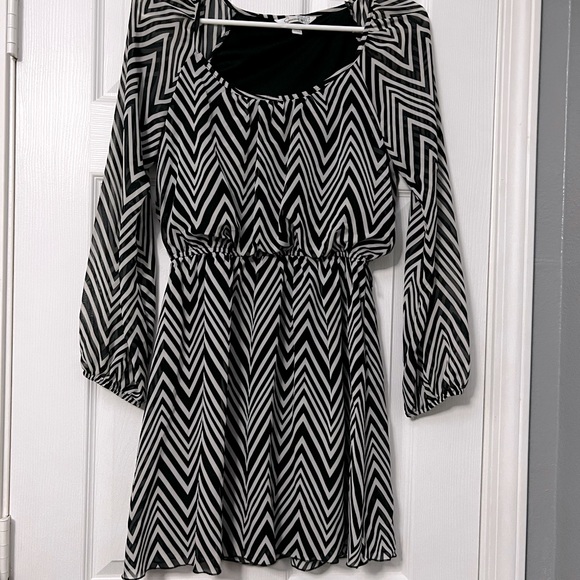 Dresses & Skirts - Black and White Chevron dress small